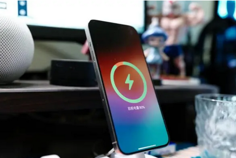 边坝苹果15换屏服务分享用什么充电器给iPhone15充电更好 